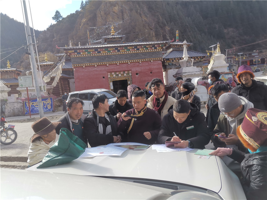 別樣的汽車銀行很接地氣，農(nóng)行德格縣支行開展農(nóng)戶信息建檔，現(xiàn)場(chǎng)為百姓開展金融服務(wù)。.jpg