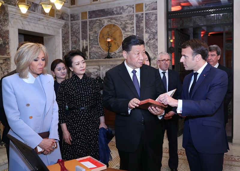2019年3月24日，習(xí)近平在法國(guó)尼斯會(huì)見(jiàn)法國(guó)總統(tǒng)馬克龍。會(huì)見(jiàn)前，馬克龍向習(xí)近平贈(zèng)送1688年法國(guó)出版的首部《論語(yǔ)導(dǎo)讀》法文版原著。