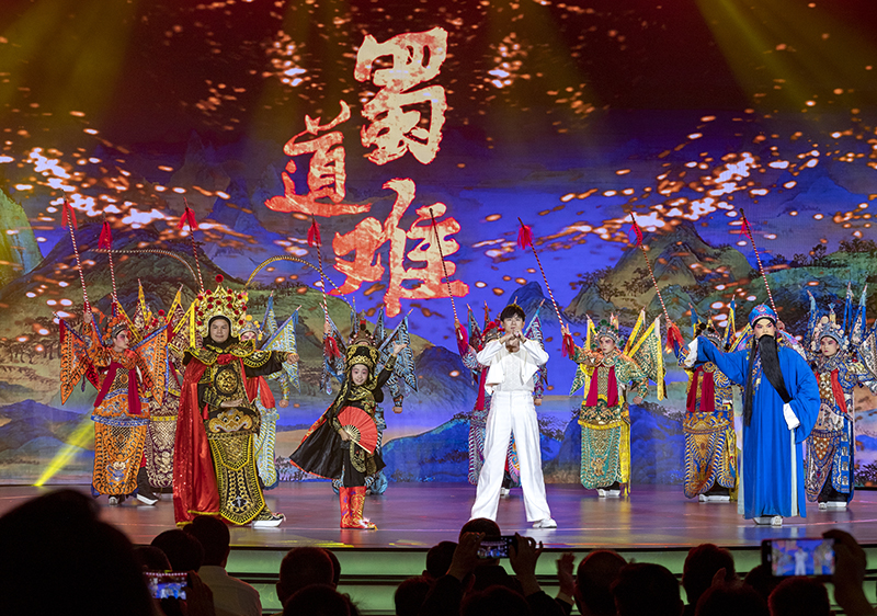 2023年10月13日，成都，“把青春華章寫在祖國大地上”大思政課網(wǎng)絡(luò)主題宣傳和互動引導(dǎo)活動在四川大學(xué)舉行。