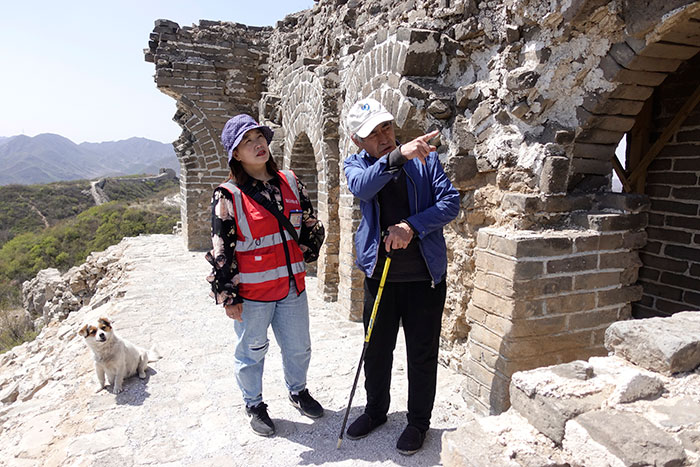 在明長城遺址上，梅景田給外甥女劉紅巖講述長城故事。
