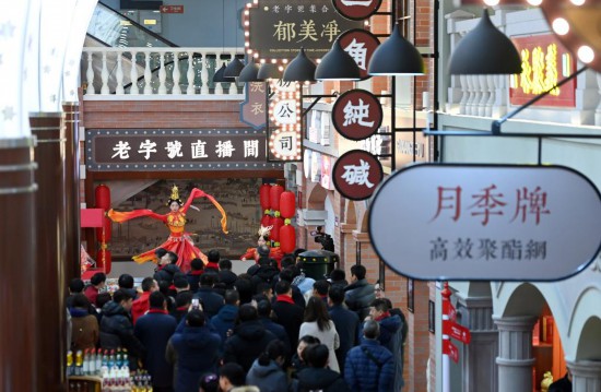 顧客在天津老字號集合店內(nèi)觀看演出。新華社記者 趙子碩 攝