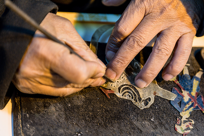 皮影非遺傳承人正在制作皮影。