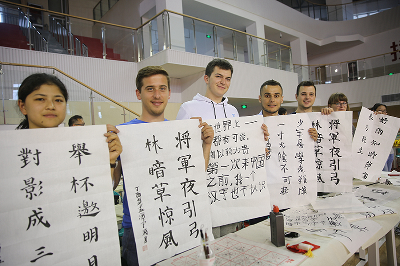 2017年6月5日，來(lái)自青島大學(xué)和中國(guó)石油大學(xué)（華東）的外國(guó)留學(xué)生在展示剛剛現(xiàn)場(chǎng)完成的書(shū)法作品。