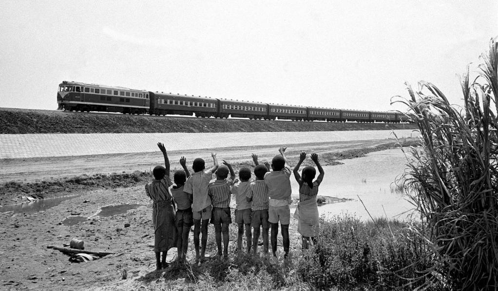 贊比亞魯西瓦西湖畔的少年兒童歡迎坦贊鐵路的列車通到他們的家鄉(xiāng)（1976年攝）。